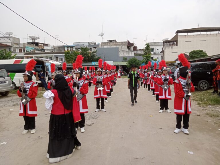 Drumband Raudhatul Hasanah dan MAN 1 Medan Ramaikan Kirab Merah Putih