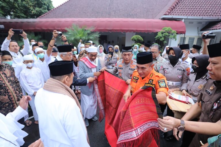 Habib Luthfi Sambangi Rumah Kapolda Sumut