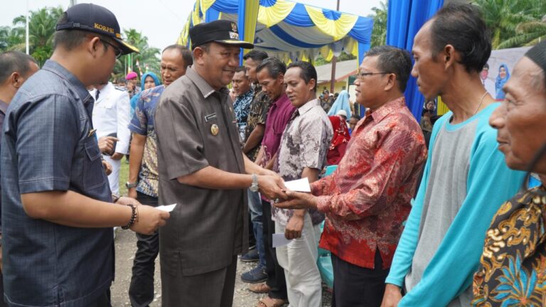 Afandin Serahkan Tunggul Kecamatan Terbaik & Bansos Rp 6 Miliar