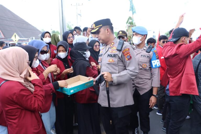 Kapolres Tapsel dan Sidimpuan Bagi Kue Serta Duduk Bersama Mahasiswa Sampaikan Aspirasi Kenaikan BBM