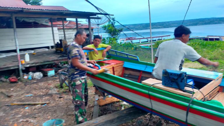 Satgas TMMD Reguler ke-115 Bantu Warga Buat Perahu dan Ajari Anak-anak