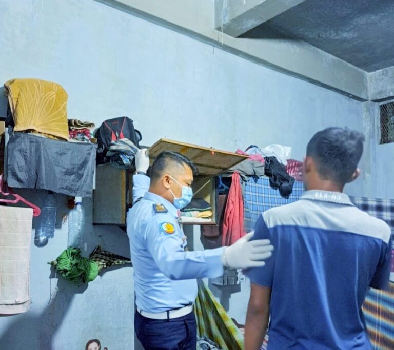 Petugas Lapas Sidimpuan Razia Kamar Hunian