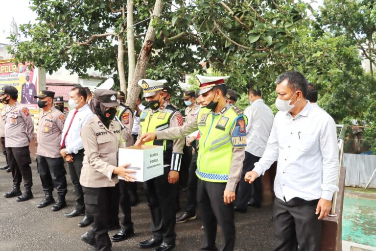 Dengar Gempa di Taput, Personil Polres Padang Sidimpuan Ikut Donasi