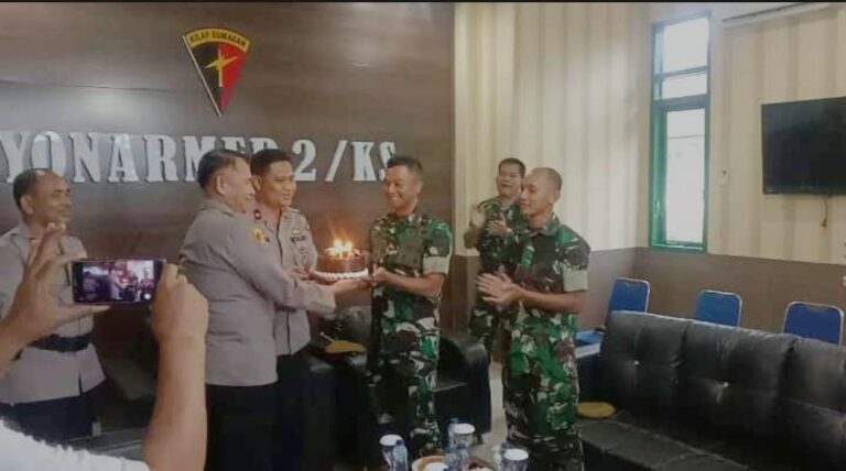 HUT TNI ke 77, Kapolsek Patumbak Berikan Nasi Tumpeng kepada DanYon Armed 2/105/KS