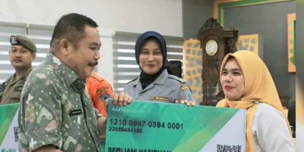 Sekda Labuhanbatu Serahkan Kartu BPJS Ketenagakerjaan Non ASN