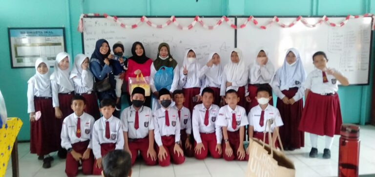 Wali Kelas 5 C SD IKAL “Terharu” Terima Bingkisan di Hari Guru