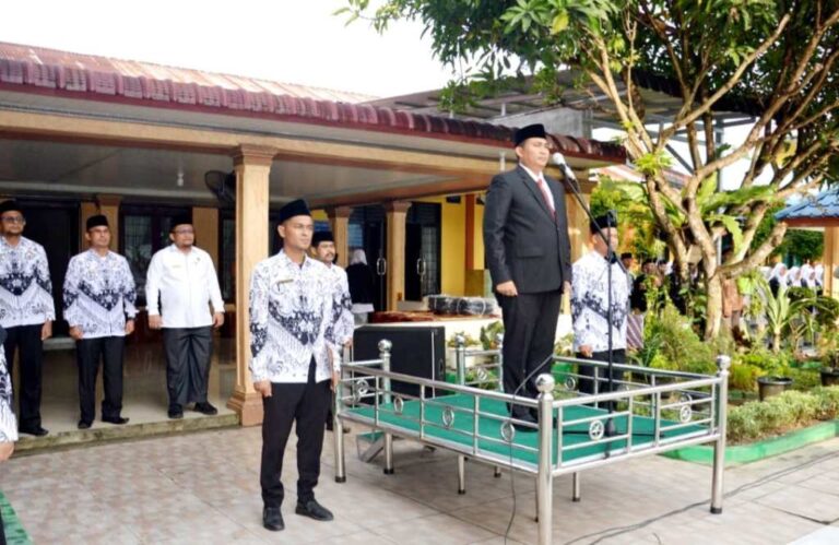 Erwi P Dasopang Pimpin Upacara Hari Guru di MAN 2 Deliserdang