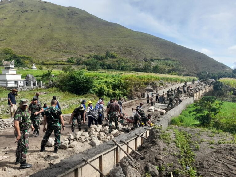 Prajurit Petarung Kodim 0210/TU Ganyang Desa Hasinggaan, Buka Jalan Sepanjang 1,2 Kilometer