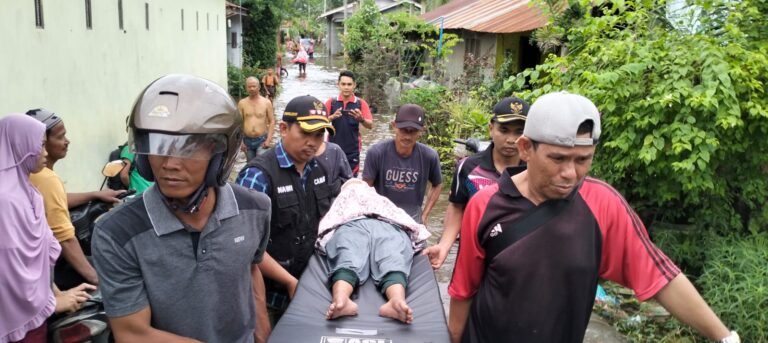 Bang Nawi Evakuasi Korban Banjir di Desa Kampung Lalang Tanjung Pura