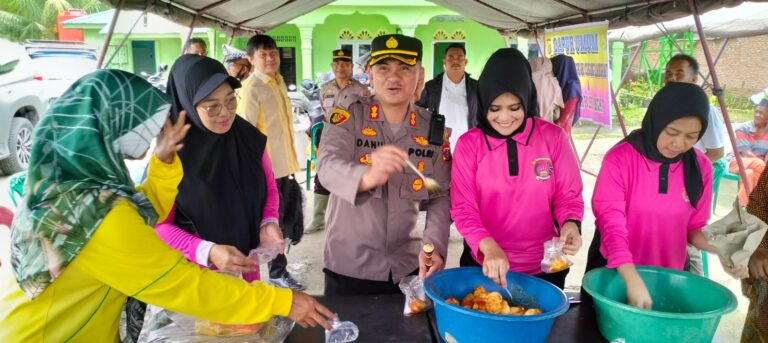 Kapolres Langkat, Bersama Istri Masak di Dapur Umum Korban Banjir
