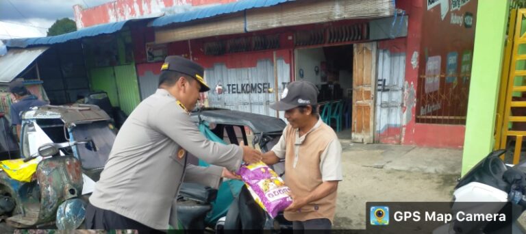Kapolres Sidimpuan Bagikan Beras Kepada Abang Becak