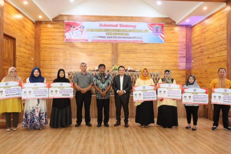 Wali Kota Serahkan Bantuan Alat Usaha Bagi UMKM Kota Binjai