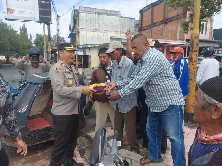 Abang Becak Dapat Bantuan Beras Dari Polisi Sidimpuan