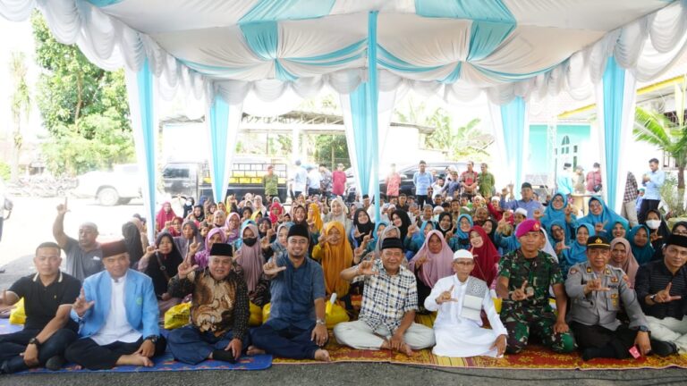 Syah Afandin Serahkan 150 Paket Sembako untuk Guru Ngaji se-Teluk Aru