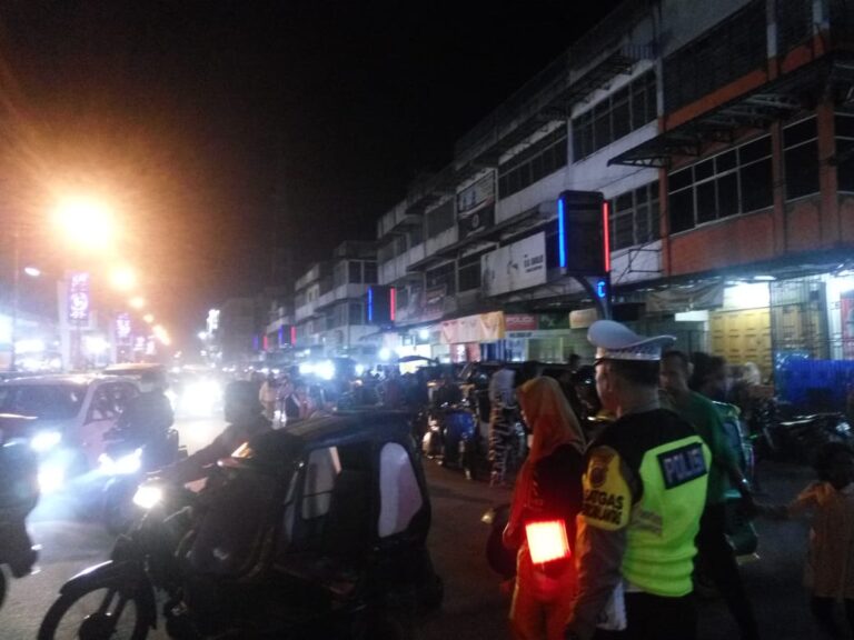 Personil Polres Padang Sidempuan Turun Atur Lalin, Jangan Ada Parkir Berlapis