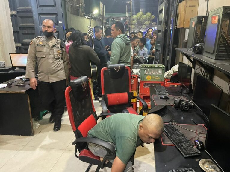 Lagi Bermain Warnet, Seorang Pria Ditemukan Kejang dan Tertunduk