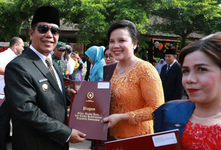 HAB ke-77 Bupati Simalungun Berikan Tapi Asih Kepada Tokoh Masyarakat