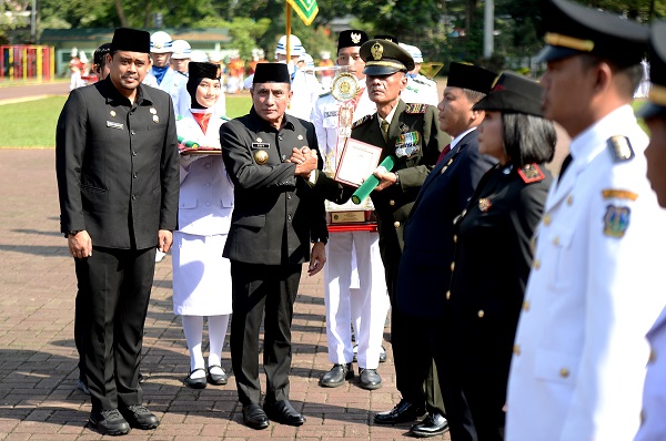 Edy Rahmayad Serahkan Penghargaan Tunggul Kecamatan Terbaik Tahun 2022