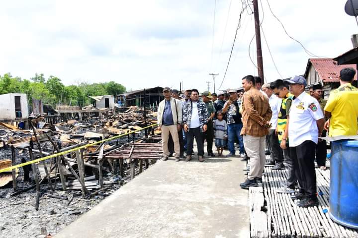 Bupati Labura Janji Bangun 16 Rumah Korban Kebakaran di Desa Simandulang 