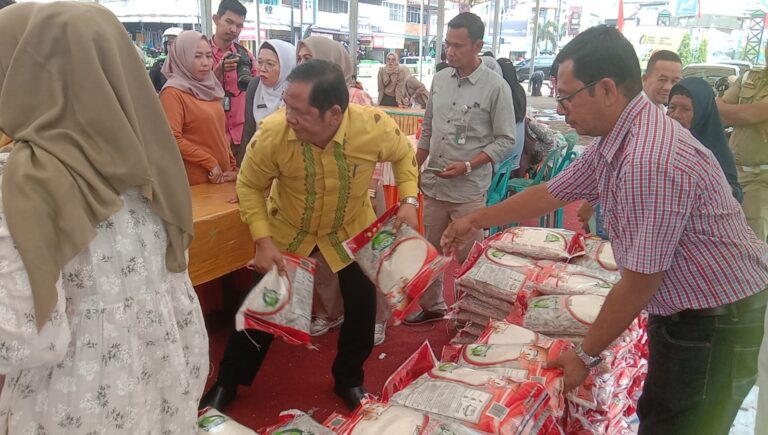 Wali Kota Sidempuan Angkat Beras Untuk Warganya