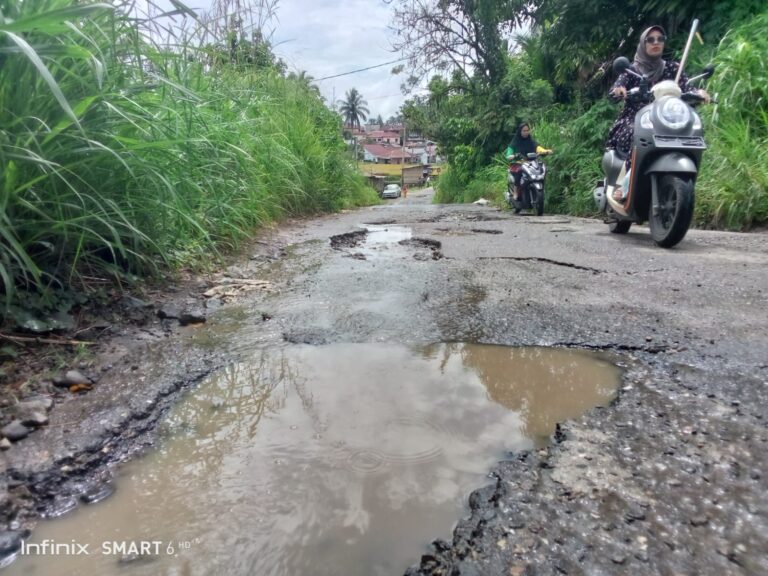 Dear Wali Kota, Jalan Rusak dan Berlubang Masih Banyak Bertebaran di Sidempuan