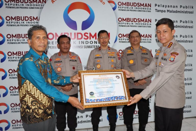 Kapolrestabes Medan Menerima Piagam Penghargaan dari Ombudsman