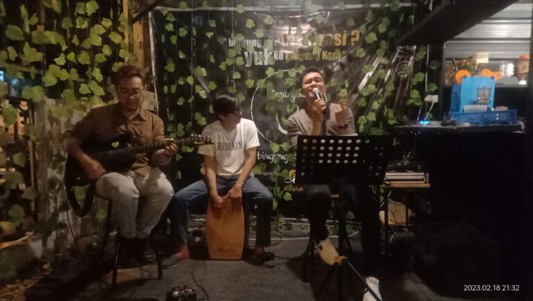 Pengunjung Bingung Kopi Dimanjakan dengan Musik Akustik