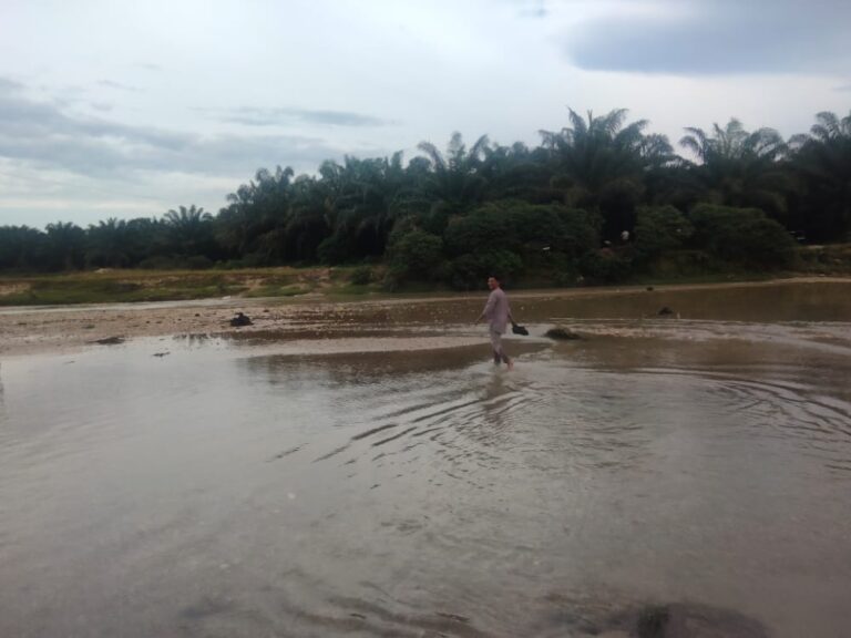 Pelajar Sekolah Harus Menyebrangi Sungai di Langkat, ini Kata Camat