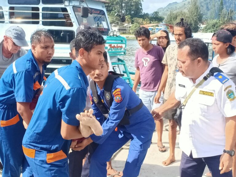 Seorang Penumpang Fery Ihan Batak Tewas Terjun Bebas ke Danau Toba
