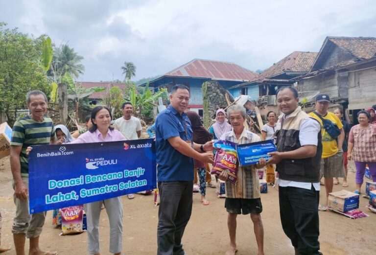 XL Axiata Bantu Korban Banjir Lahat dan Lampung Barat