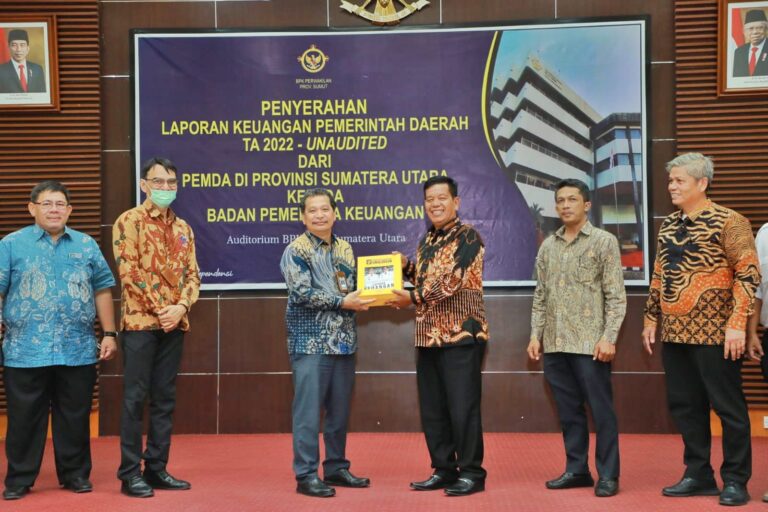 Bupati Simalungun Serahkan LKPD TA 2022 kepada BPK RP Perwakilan Sumut
