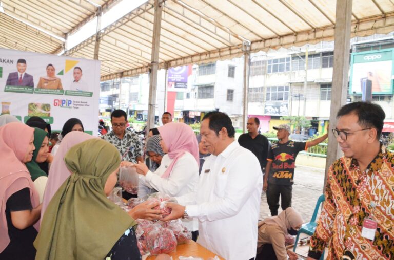 Wali Kota Padang Sidempuan Antusias Melayani Pembeli