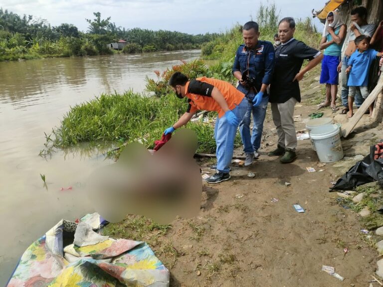 Polsek Percut Gercep Evakuasi Mayat Pria di Pinggir Sungai