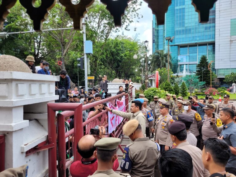 Polisi Kawal Aksi Demo Mahasiswa HMI di Kantor Walikota dan DPRD Medan