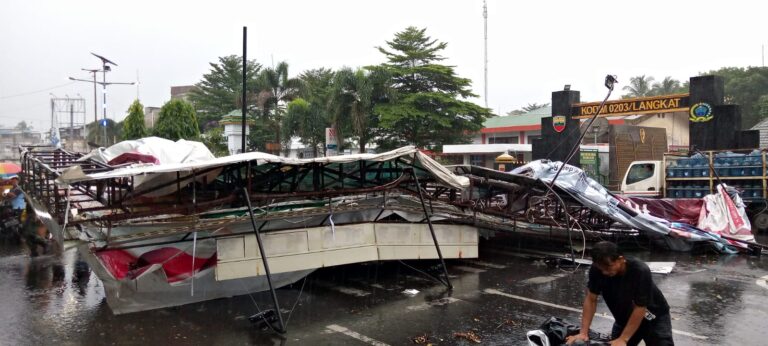 Tiang Papan Reklame Depan Kantor Walikota Binjai Ambruk, 1 Unit Mobil Tertimpa