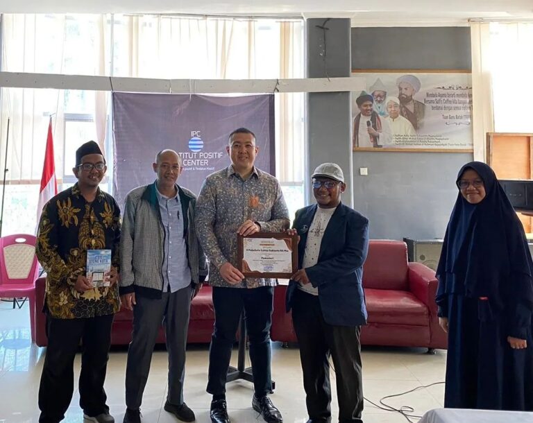 Launching Buku ‘Dari Ujung Kota’, Institut Positif: Tingkatkan Literasi Pemuda