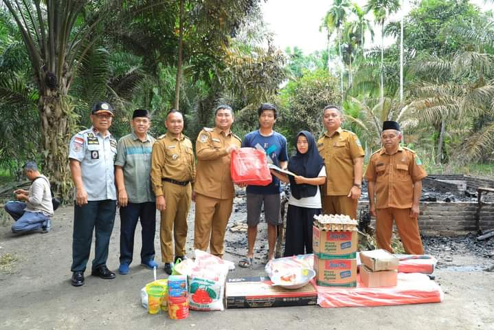 Kunjungi Korban Kebakaran Dusun Kampung Banjar, Ini Yang Dilakukan Bupati Labura