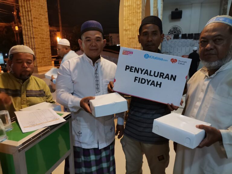 Rumah Zakat Salurkan Nasi Fidyah untuk Masyarakat Desa Suka Makmur Deli Tua