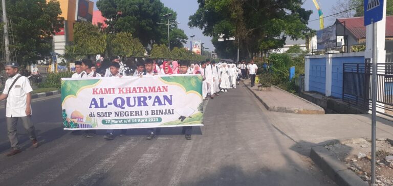 Ratusan Siswa SMPN 3 Binjai Pawai Khataman Al-Quran ke Masjid Agung