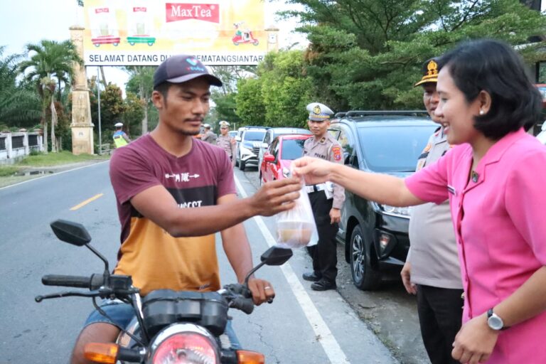 Jelang Berbuka Puasa Bhayangkari Cabang Dan Polres Simalungun Berbagi Takjil