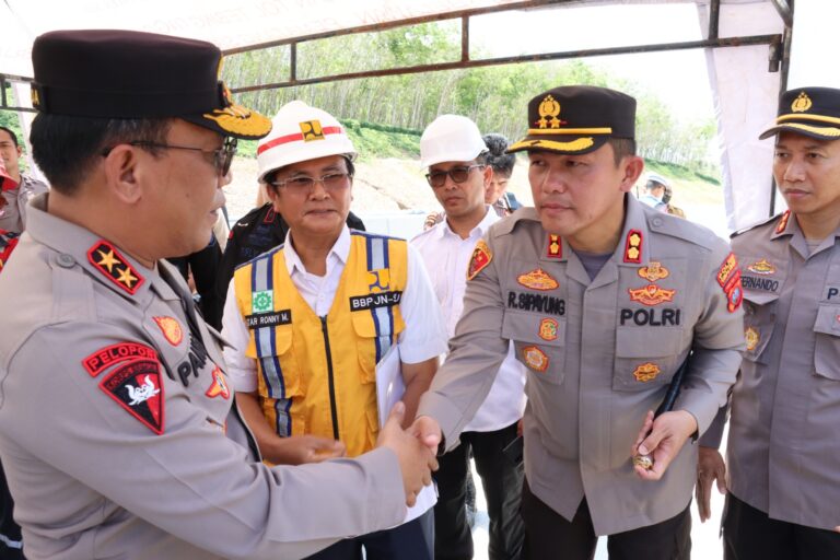 Diprediksi Arus Mudik Meningkat  Kapolda Sumut  Bersama Kapolres Simalungun Cek Kesiapan Jalan Tol Sinaksak