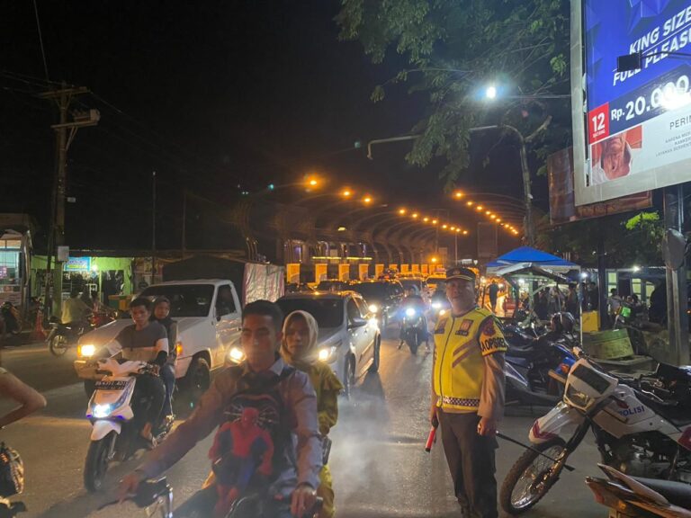 Sidempuan Macet, AKBP Dwi Prasetyo Terjun Atur Lalu lintas Naik Sepeda Motor