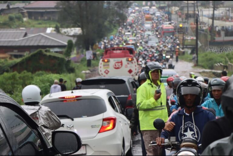 Banjir Bandang Kawasan Sembahe, Jalur Transportasi Medan-Berastagi Lumpuh