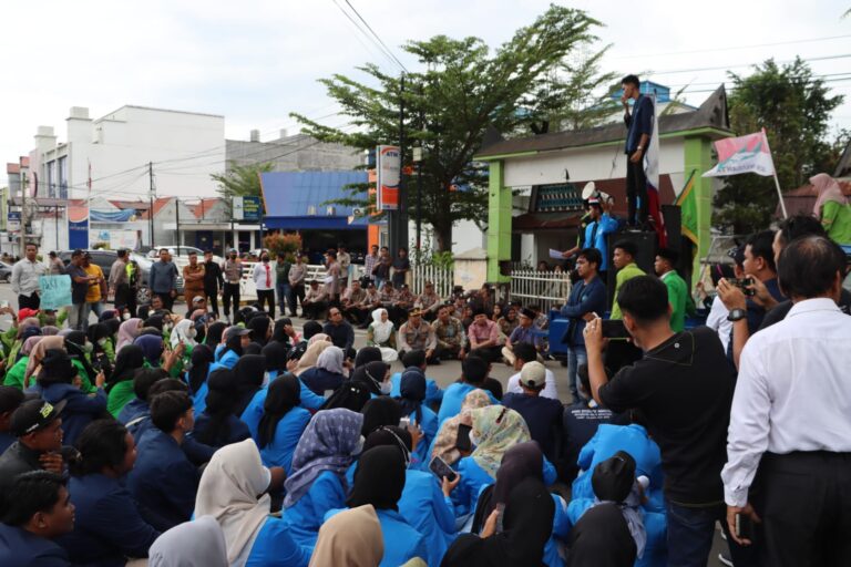 Ada Aksi di Depan Gedung DPRD Sidempuan, Mahasiswa Minta Cabut Perpu Cipta Kerja