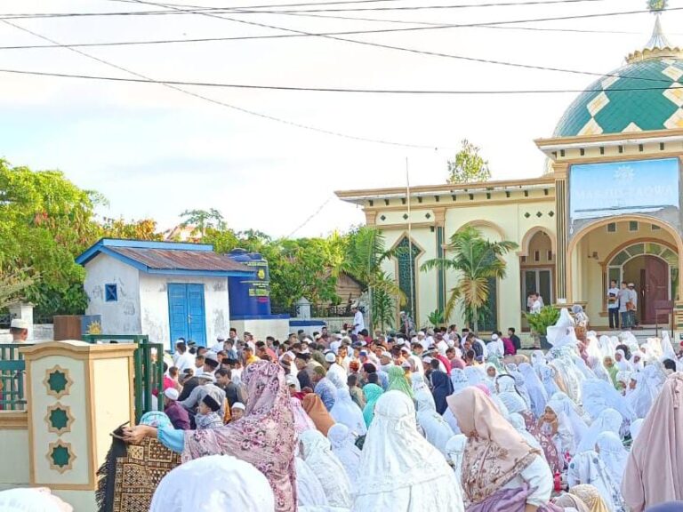 Dijaga Polisi, Ribuan Warga Muhammadiyah Padang Sidempuan Shalat Idul Fitri hingga ke Jalan Raya