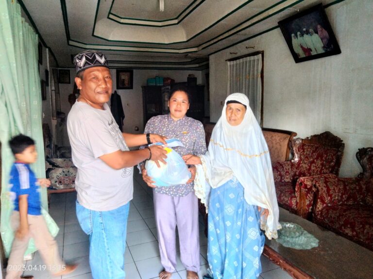 Sambut Idul Fitri, PWI Tabagsel Serahkan Tali Asih Kepada Janda Wartawan