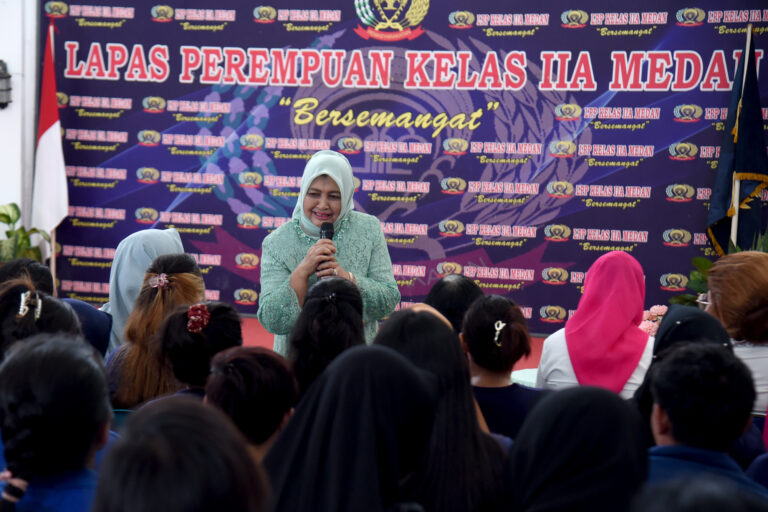 Peringati Hari Kartini di Lapas Perempuan, Nawal Lubis Borong Hasil Kerajinan Warga Binaan