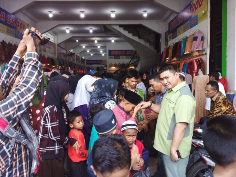 Bupati Labura Belikan Baju Hari Raya Buat 2300 Anak Kurang Mampu