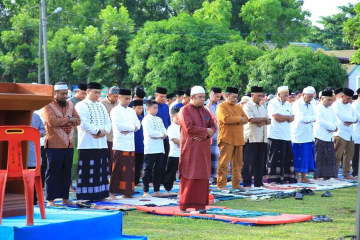 Bupati Labura Shalat Idul Fitri Bersama Masyarakat di Kecamatan Aek Natas