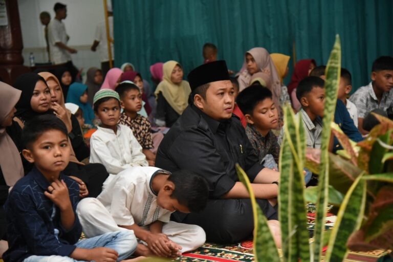 Bupati Tapsel Buka Puasa Bersama Ratusan Anak Yatim Piatu di Sipirok